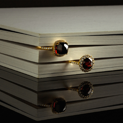 Anéis de granada e diamante em ouro