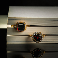 Anéis de ouro 18k com granada e diamante