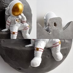 Nordic decoração da parede astronauta resina prateleiras de parede decoração para casa 3d estatuetas astronauta para sala estar quarto parede pendurado decoração - loja online