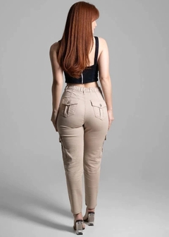 274272 CALÇA FEMININA SARJA MOM CARGO AREIA SAWARY - comprar online