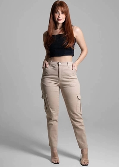 274272 CALÇA FEMININA SARJA MOM CARGO AREIA SAWARY