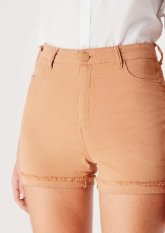 HB6DHMGSN SHORT HERING CINTURA ALTA EM SARJA BEGE - comprar online