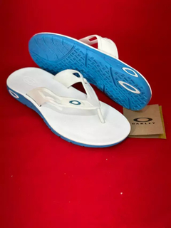 Chinelo oakley branco azul