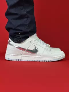 Nike dunk branco logo prata nacional s