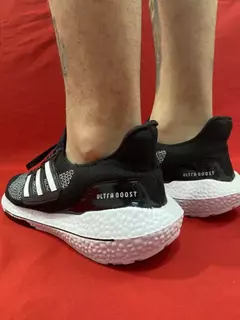 Adidas Ultraboost Preto e cinza na internet