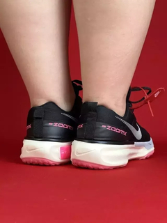 Nike invencible 3 preto logo branco sola branca datalhes rosas na internet