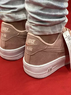 Nike Air Force Rosa Camurça na internet