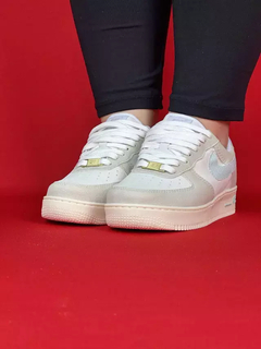 Nike air force 1 cinza branco logo azul bebe nacional s - comprar online