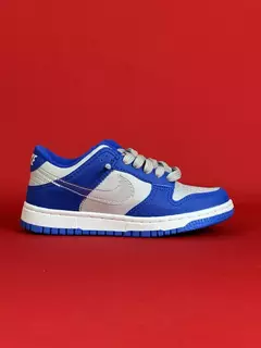 Dunk Low Infantil cinza com azul logo transparente sola branca