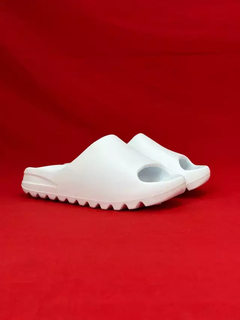 Chinelo slide nuvem yeezy branco na internet