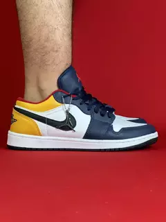 Air Jordan 1 Low branco atras amarelo frente azul logo preto sola branca NacionalS