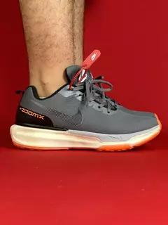 Nike invencible 3 cinza logo grafite sola branca detalhes laranja