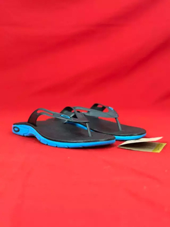 Chinelo oakley preto azul na internet