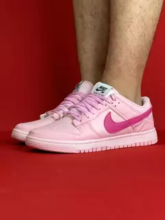 Nike dunk low rosa claro logo rosa choque nacional s - comprar online