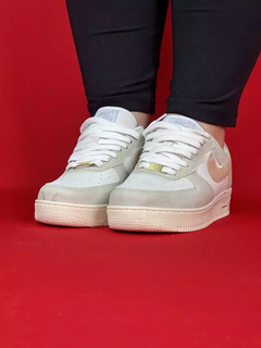 Nike air force 1 cinza branco logo rosa claro nacional s - comprar online