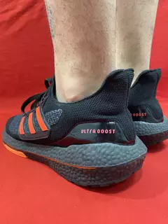 Adidas Ultraboost Preto e laranja na internet