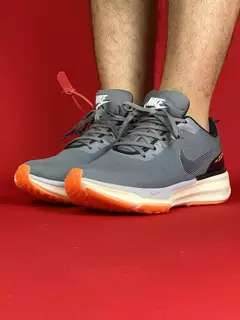 Nike invencible 3 cinza logo grafite sola branca detalhes laranja - comprar online