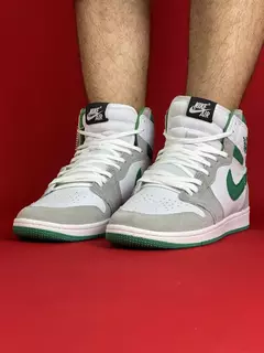 Air Jordan 1 High cinza com branco logo verde sola branca - comprar online