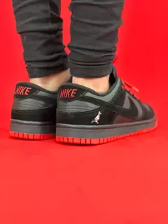 Nike dunk preto vermelho pombo na internet