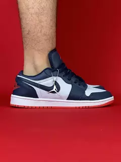 Air Jordan 1 Low azul marinho com branco logo azul sola branca detalhes em vermelho nacional s