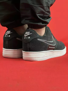 Nike Air Force 1 Preto e branco camurça na internet