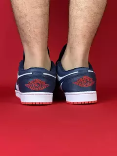 Air Jordan 1 Low azul marinho com branco logo azul sola branca detalhes em vermelho nacional s na internet