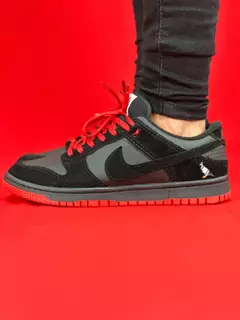 Nike dunk preto vermelho pombo