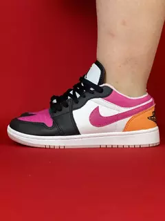 Air Jordan 1 Low branco com preto logo rosa atras laranja sola branca