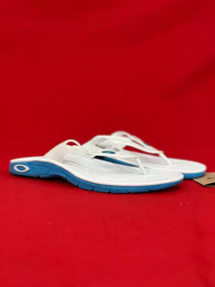 Chinelo oakley branco azul - Sharp Grifes