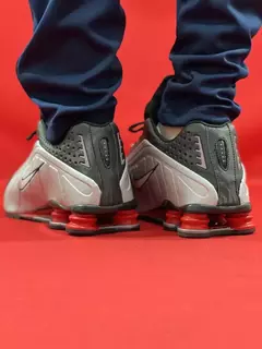 Nike Shox R4 Prata e vermelho na internet