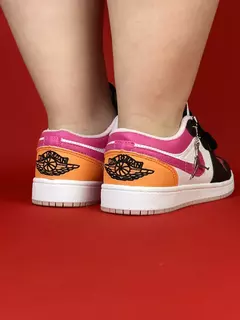 Air Jordan 1 Low branco com preto logo rosa atras laranja sola branca na internet