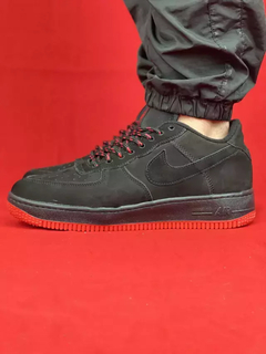 Nike Preto/Vermelho Air Force 1 Camurça