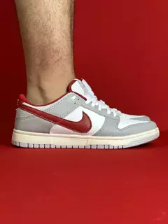 Nike dunk cinza com branco logo vinho nacional s