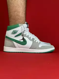 Air Jordan 1 High cinza com branco logo verde sola branca