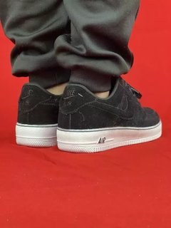 Nike Air Force Preto/Branco Camurça na internet