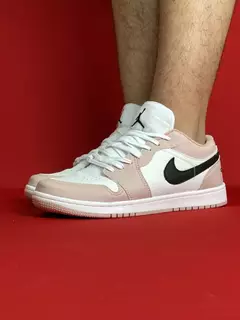 Air Jordan 1 Low rose com branco logo preto Nacional S - comprar online