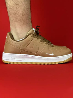 Nike air force 1 bege logo dourado sola branca nacional s