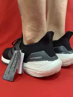 Adidas Ultraboost Preto e branco na internet