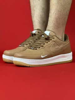 Nike air force 1 bege logo dourado sola branca nacional s - comprar online