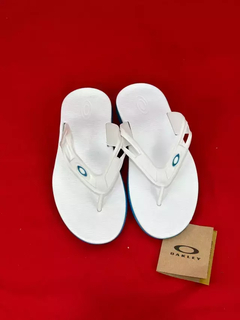 Chinelo oakley branco azul na internet