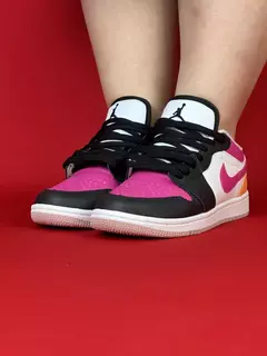 Air Jordan 1 Low branco com preto logo rosa atras laranja sola branca - comprar online