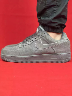 Nike Preto/Vermelho Air Force 1 Camurça