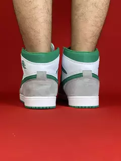 Air Jordan 1 High cinza com branco logo verde sola branca na internet