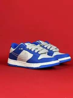 Dunk Low Infantil cinza com azul logo transparente sola branca - Sharp Grifes