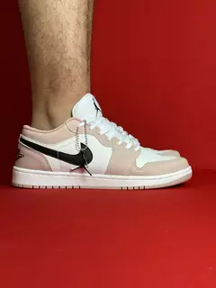 Air Jordan 1 Low rose com branco logo preto Nacional S