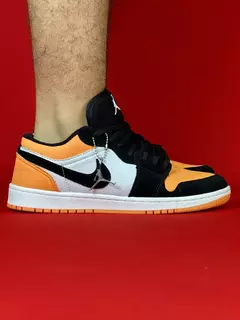 Air Jordan 1 Low laranja branco e preto de camurca logo preto sola branca nacional s