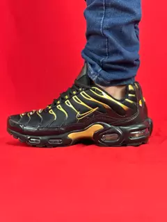 Nike tn plus preto dourado nacional