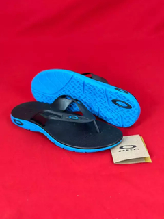 Chinelo oakley preto azul