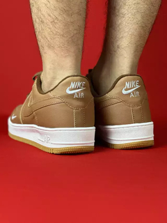 Nike air force 1 bege logo dourado sola branca nacional s na internet