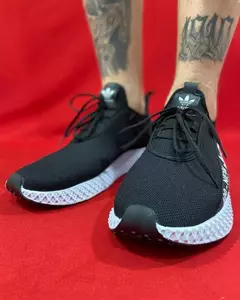 Adidas preto sola branca na internet